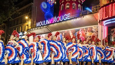 El Moulin Rouge saca el cancán a la calle para festejar sus nuevas aspas