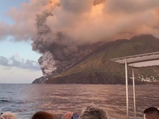 西西里兩火山一起噴發 遊客冒險看「岩漿入海」