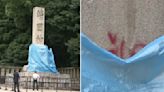 日本靖國神社石柱疑遭中國人塗鴉 噴紅漆寫「廁所」又拍片灑尿