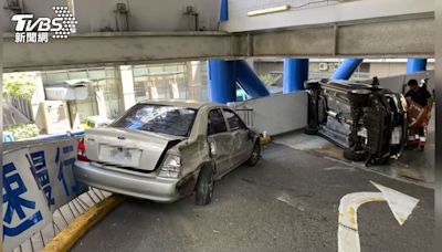 疑煞車失靈！巨城停車場下坡7旬翁「翻車」