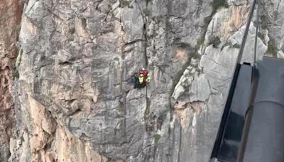 Espectacular rescate de la Guardia Civil: socorren a tres escaladores en Entreforc