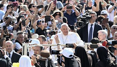 El papa: Hay "un caos social y político" con "tantos niños que no tienen que comer"