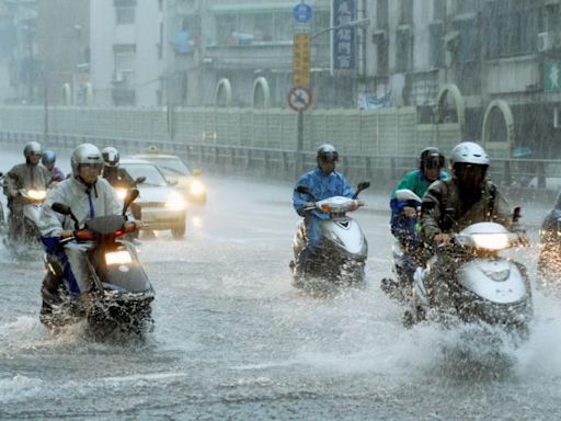 整周豪雨炸全台！機車族雨衣正確穿法 外送員教「不濕身2大招」