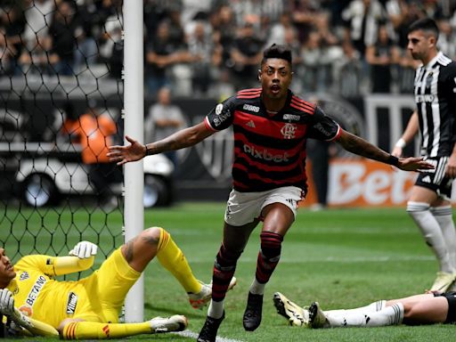 Flamengo supera o Atlético-MG em noite de 'olé' e continua soberano no topo do Brasileirão