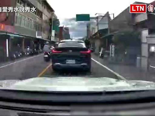 三寶對決！彰化女騎機車橫切車陣 與逆向男騎士撞個正著(民眾提供/翻攝自愛秀水說秀水) - 自由電子報影音頻道