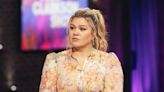 Kelly Clarkson says her kids still hope that mom and dad will get back together