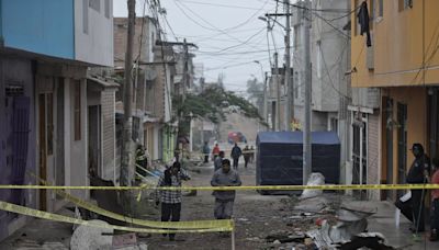 Familias afectadas por explosión en grifo de Villa María del Triunfo pasan la noche en las calles
