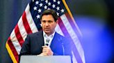 DeSantis en silencio sobre vuelos de migrantes mientras California denuncia un ‘secuestro sancionado por el estado’