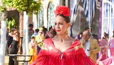 Eva González, feliz y espectacular con un traje de flamenca rojo en la Feria de Mairena del Alcor