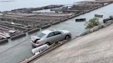 嘉義東石漁人碼頭海水倒灌 轎車堤防邊載浮載沉