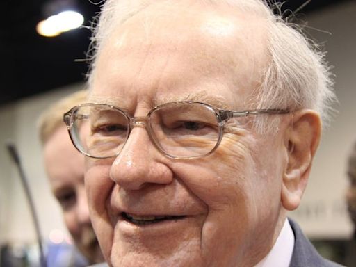 Warren Buffett Discusses Apple, Cash, Insurance, Artificial Intelligence (AI), and More at Berkshire Hathaway's Annual Meeting