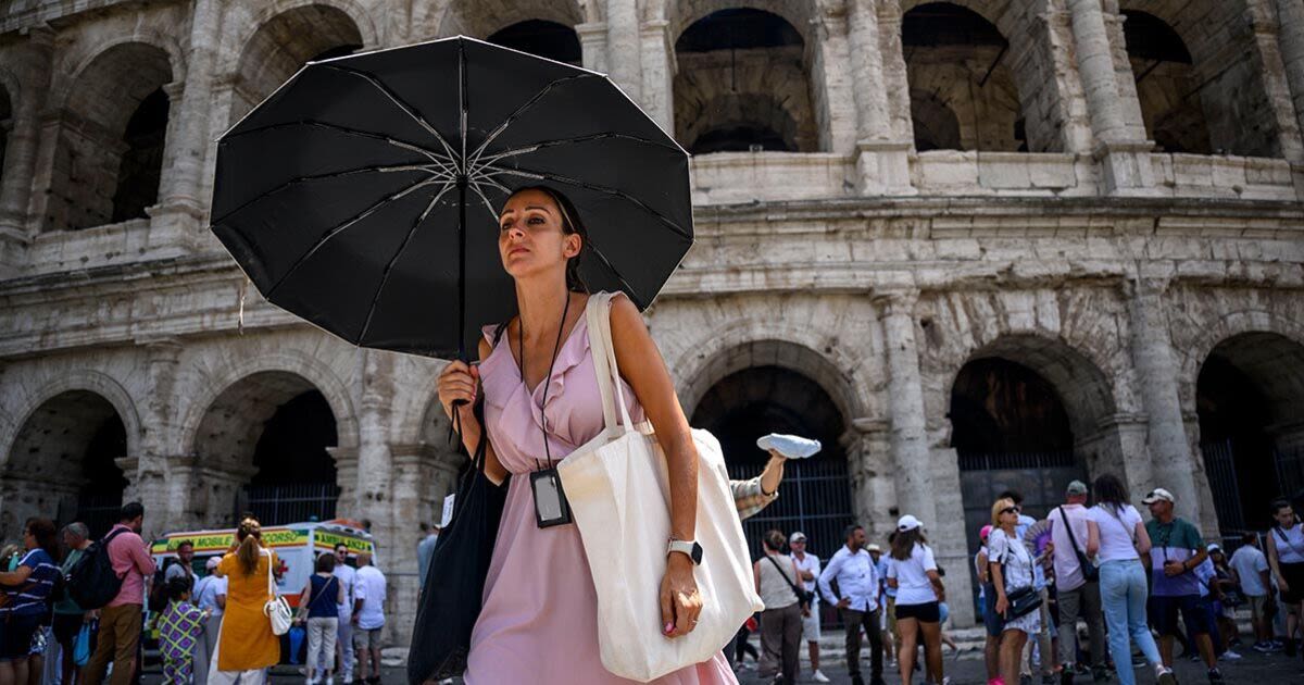 Brit tourists issued brutal 17-day warning as weather maps show Italy 'on fire'