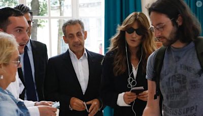 Carla Bruni Sarkozy, crinière au naturel et soudée avec Nicolas Sarkozy après avoir brillé en solo