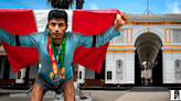Atleta peruano corre por 3 días desde Huancayo a Lima para pedir que operen del hígado a su hermano