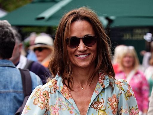 En l'absence de Kate Middleton, sa soeur Pippa se fait remarquer à Wimbledon en combinaison fleurie bohème