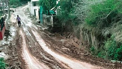 Season’s first rain turns Nurpur road into mud track