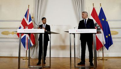 El canciller austríaco elogia la política migratoria de Reino Unido