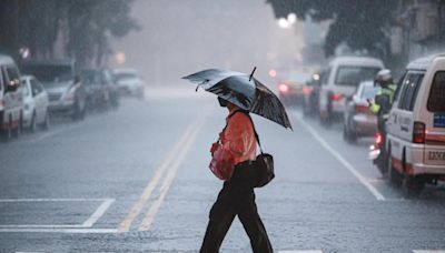 快訊／梅雨鋒面襲台！7縣市「大雨特報」 雨勢越晚下越大