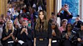 Victoria Beckham conquista París entre estrellas internacionales e inspiradores looks