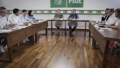 Cierre de filas de los secretarios provinciales con Espadas mientras se prepara el congreso del PSOE andaluz