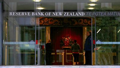 New Zealand c.bank maintains cash rate, signals potential for future easing