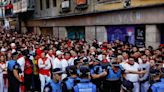 Pamplona registra 58 detenciones y un caso de agresión sexual en la primera noche de San Fermín - La Tercera