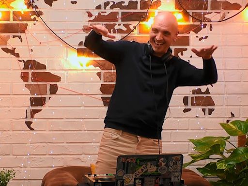 El imprevisto de DJ Extaxi durante su actuación en ‘First Dates’: “Estaba incluido en el espectáculo”