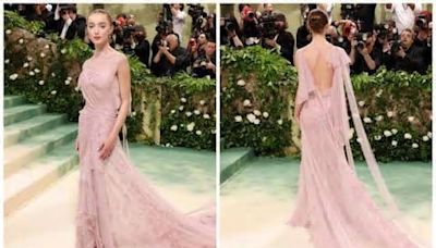 Phoebe Dynevor, la primera en llevar un diseño de Victoria Beckham al MET Gala