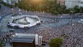 Cibeles agasaja al Real Madrid con miles de aficionados