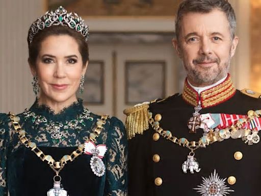 Mary de Dinamarca estrena la tiara de esmeraldas reservada a las reinas y un vestido de terciopelo para su primera foto oficial