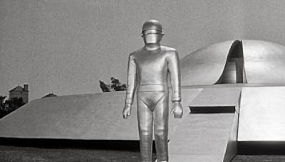 The Day The Earth Stood Still Put Gort's Actor Through A Gauntlet Of Pain - SlashFilm