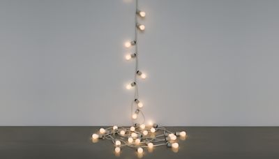 Una tira de luces de Felix González-Torres recauda 13,6 millones en venta de Christie's
