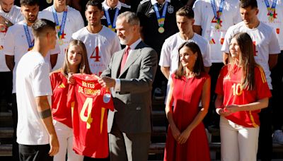 La princesa Leonor y la infanta Sofía sorprenden recibiendo a la Selección con los Reyes ¡como dos auténticas fans!