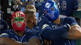 Arozarena celebra jonrón de Isaac Paredes con máscara de luchador