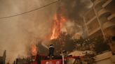 Un gran incendio en las afueras de Atenas alcanza varias casas y obliga a evacuar