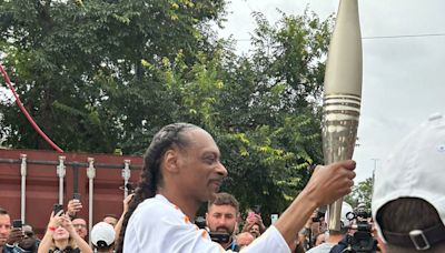 Crowds cheer as Snoop Dogg carries Olympic torch