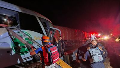 Saldo de tres fallecidos y 14 lesionados deja choque entre autobús de pasajeros y tráiler en la Tepic-Guadalajara
