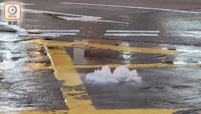 柴灣道怡順街交界水管爆裂 路面輕微水浸下陷
