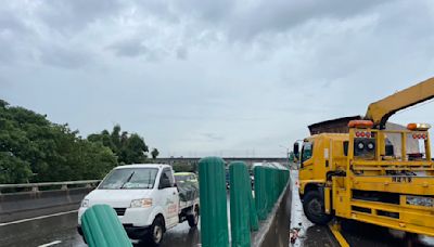 天雨路滑！自小客自撞分隔島翻覆 後方貨車急煞也翻車