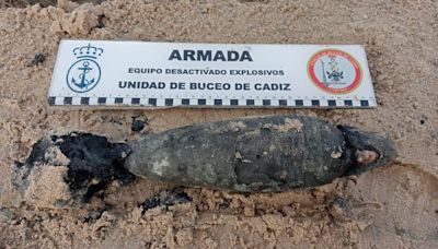 La Armada neutraliza un mortero y resto de otras municiones en la playa de Camposoto de San Fernando