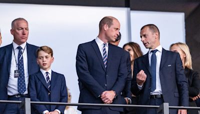 Prince George : pourquoi il met un point d'honneur à porter un costume lors des événements sportifs où il suit son père