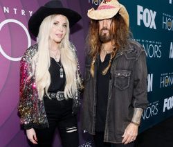 Billy Ray Cyrus accuse sa femme Firerose de maltraitance