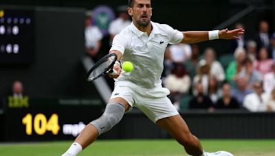 Novak Djokovic se clasificó a la semifinal de Wimbledon sin jugar: su rival se lesionó en el punto final de su anterior partido y se bajó del torneo