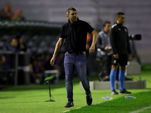 Internacional de Porto Alegre anuncia la salida del técnico argentino 'Chacho' Coudet