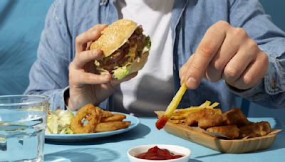 La comida chatarra no te hace tan feliz como pensabas: Esto es lo que ocurre entre el colon y el cerebro cuando comes grasas y azúcares