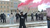 Banderas palestinas y fuentes ensangrentadas en las manifestaciones del Primero de Mayo en Atenas