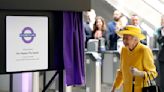 Isabel II reaparece por sorpresa en inauguración de metro