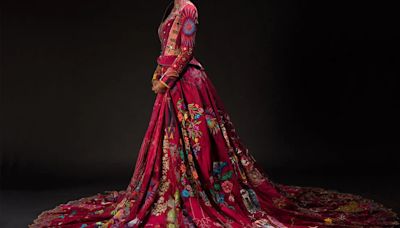 “El vestido rojo”, una creación colectiva de 380 artistas de 51 países que bordaron la prenda con millones de puntadas
