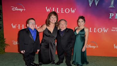 Muere a los 53 años la mujer de Warwick Davis, actor de Star Wars y Harry Potter, a la que conoció en el rodaje de Willow