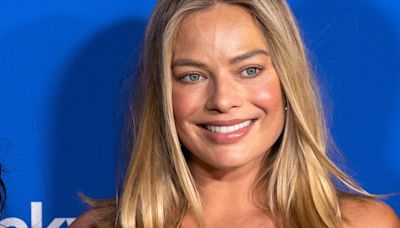 Margot Robbie Chooses a Gray Bodycon Dress for Her First Red Carpet Maternity Look